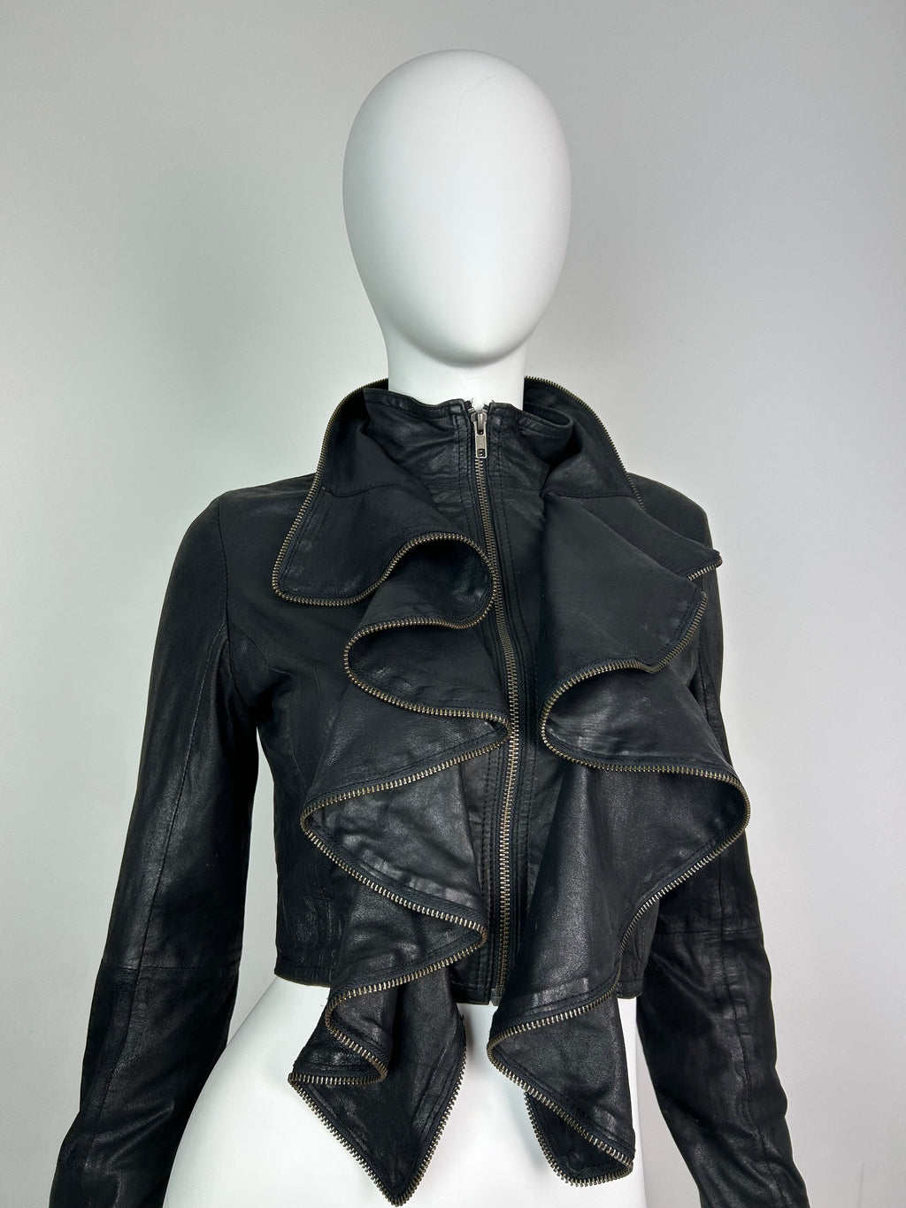 Cropped Structured Zip Up Leather Jacket With Zipper Details