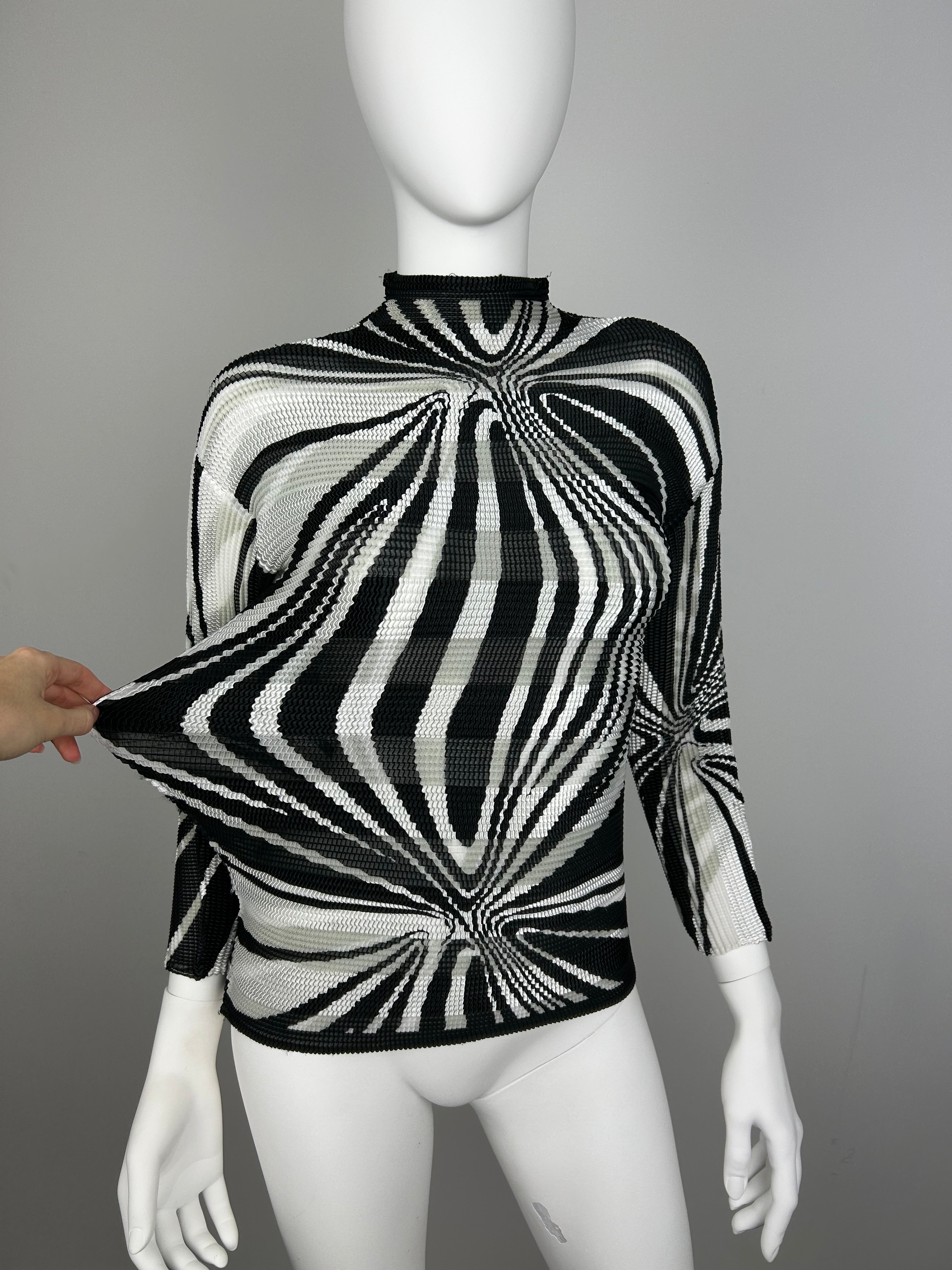 Crinkle Plisse Turtleneck Top with Geometric Print