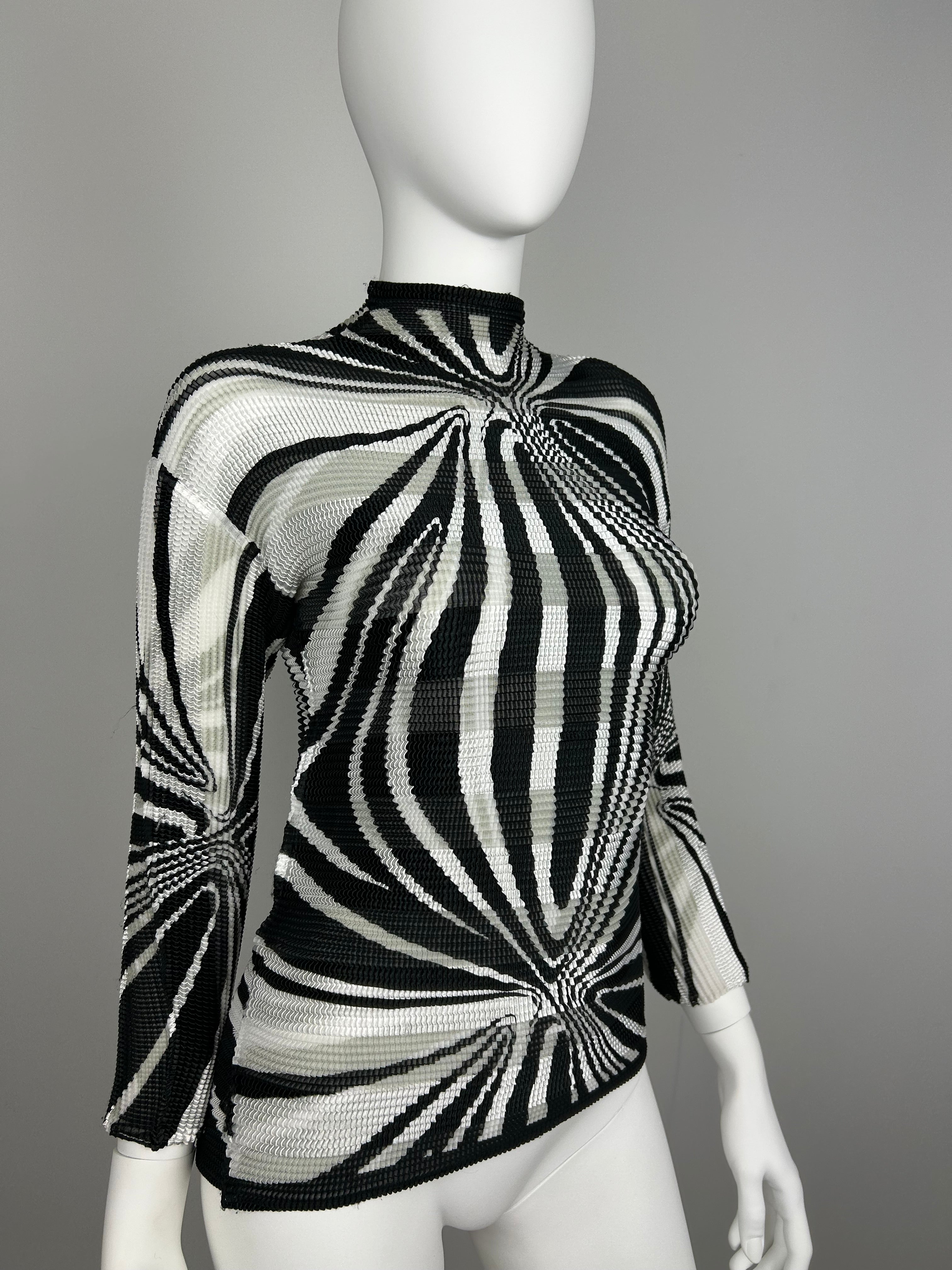 Crinkle Plisse Turtleneck Top with Geometric Print