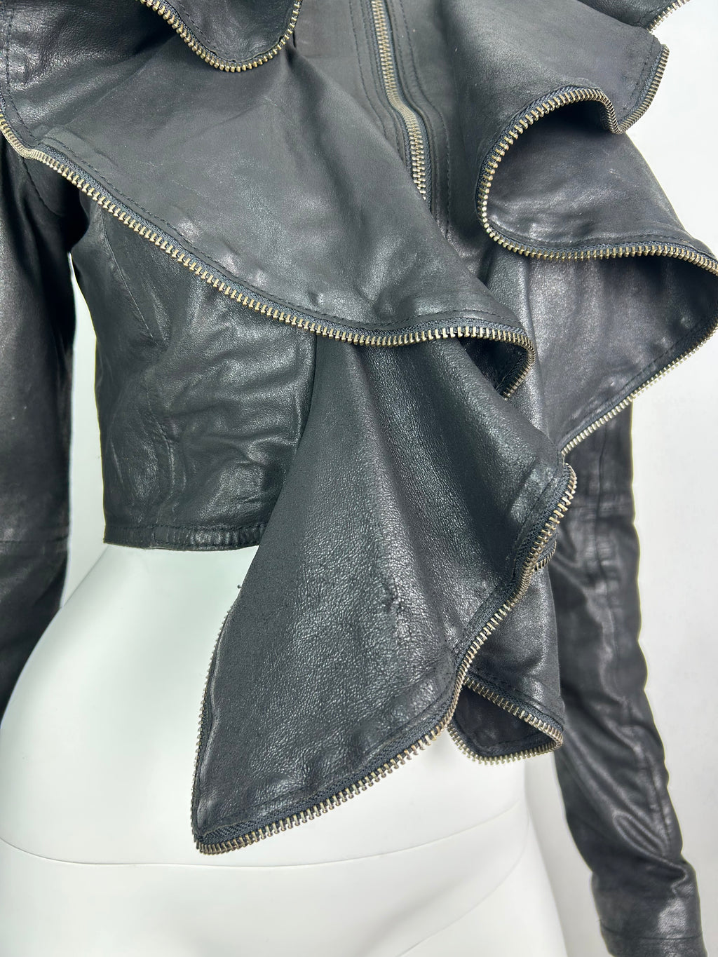 Cropped Structured Zip Up Leather Jacket With Zipper Details