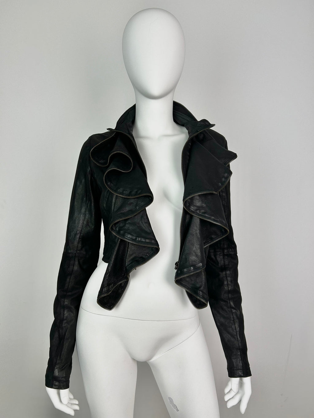 Cropped Structured Zip Up Leather Jacket With Zipper Details