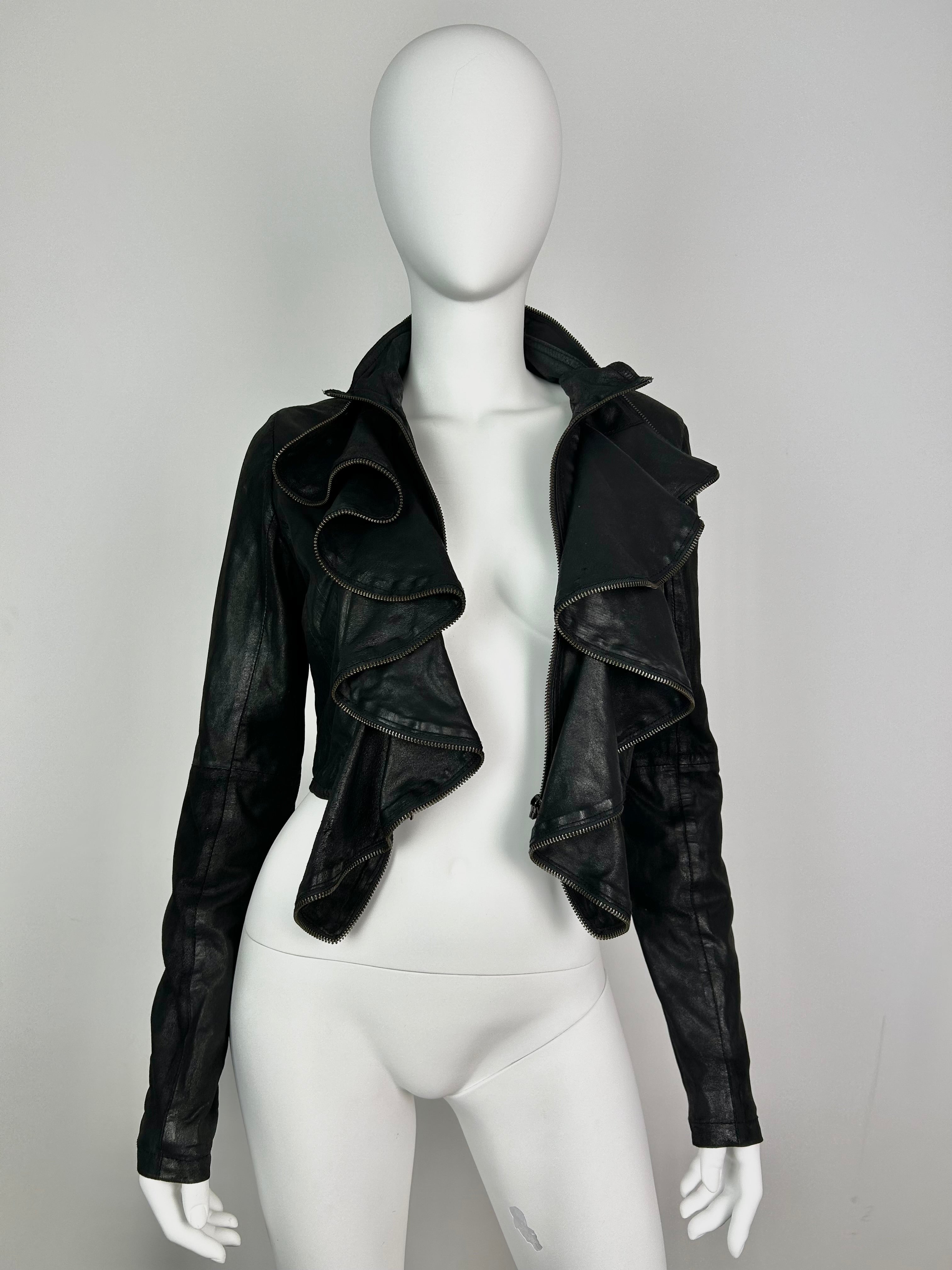 Cropped Structured Zip Up Leather Jacket With Zipper Details