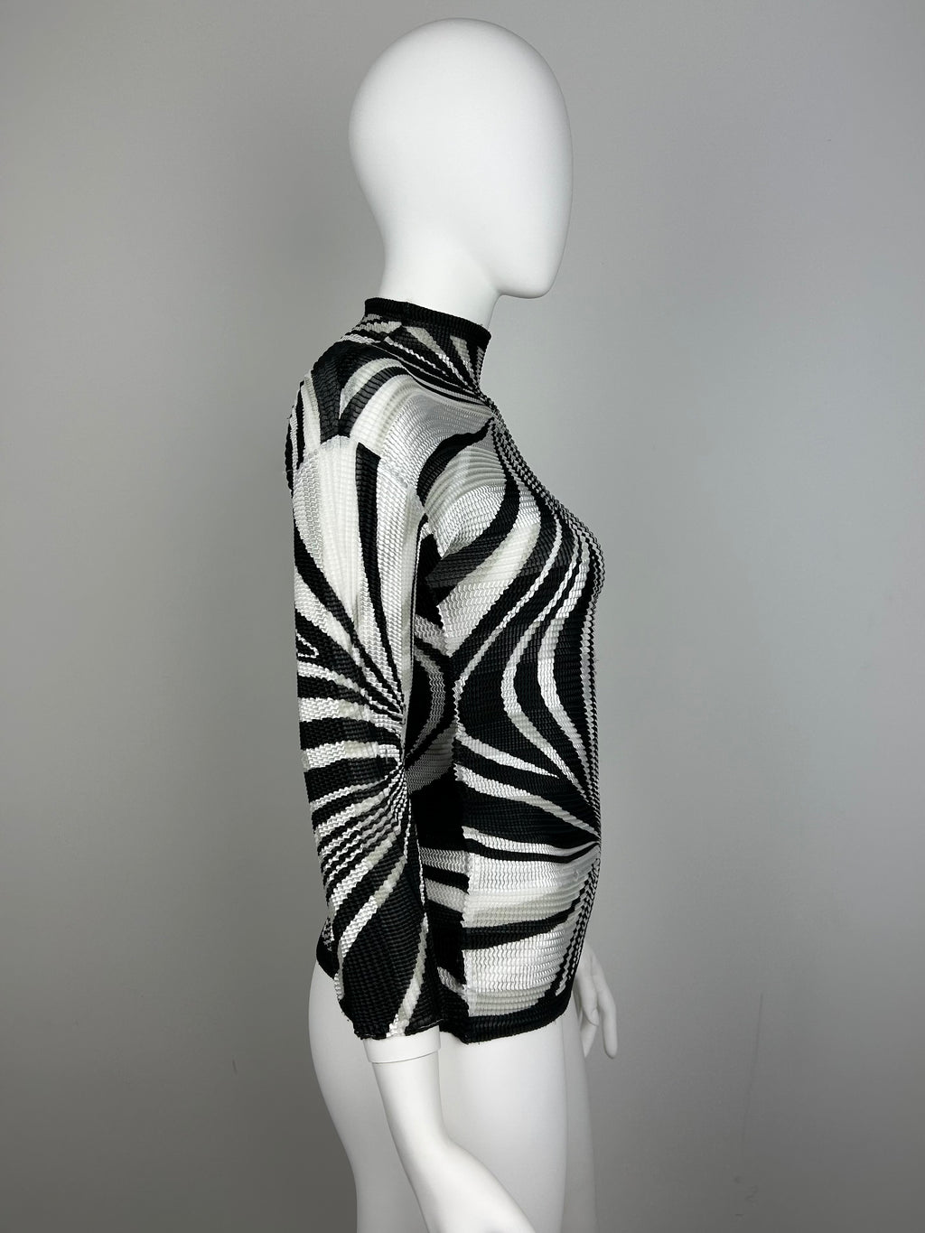 Crinkle Plisse Turtleneck Top with Geometric Print